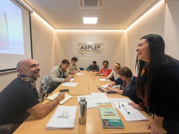 Les cours collectifs de langue étrangère offrent de vraies conversations, des échanges spontanés et une motivation durable grâce au groupe ce qui favorise la réussite de l'apprentissage.